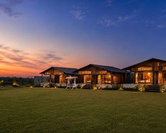 Shreephal Luxury Lake Resort - Hatgad, Saputara - Saputara - Building