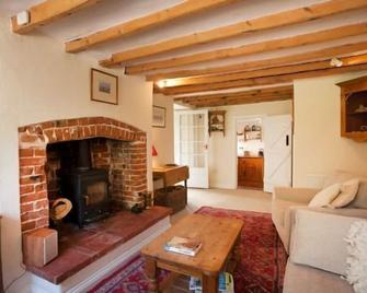 A self catering cottage that sleeps 4 guests in 2 bedrooms - Wells-next-the-Sea - Living room