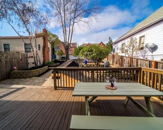~ Top of St. Vincent Hill ~ Walk to Farmers Market, SF Ferry, & Transit Hub ~ - Vallejo - Balcony
