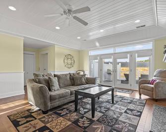 Downtown! Main Street!! Minutes From The Ski Hills! - Harbor Springs - Sala de estar