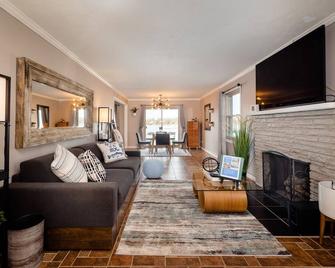 Luxury lakefront with hot-tub 2bedroom with kayak+WiFi on all sports Cooley lake - Commerce Township - Living room