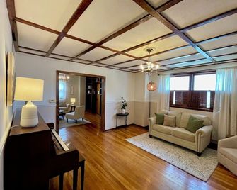 The Little House on Prairie: Family-Friendly 2-Bedroom Getaway - Mattoon