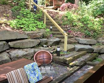 2 Bedroom Cabin on Cayuga Lake 1 Mile from Ithaca - Ithaca