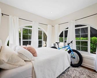 3/2 Ocean Breeze Escape Located on Palm Beach Island - Palm Beach - Bedroom