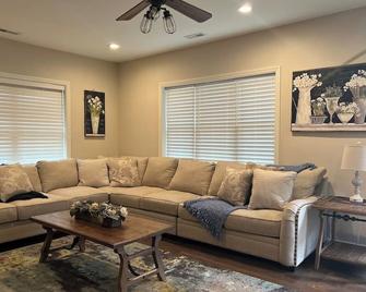 Historic Cleveland Heights Carriage House! - Cleveland Heights - Living room