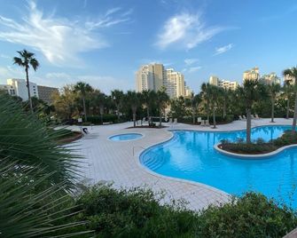 Ocean View Luxurious Condo-Best Location + Balcony - Miramar Beach - Pool