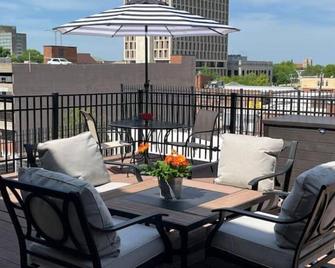 The Loft: Best-Kept Secret In Downtown Topeka - Topeka - Balcony