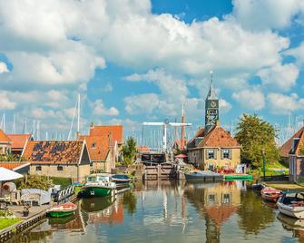 Wonderful vacation home at the IJsselmeer - Warns - Vista del exterior