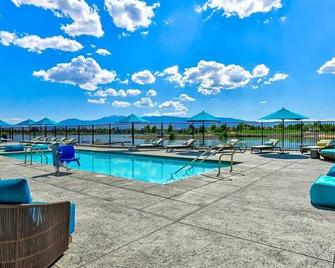 Chic Apt W Jacuzzi, Pool, Bbq, & Mountain Views - Sparks - Pool