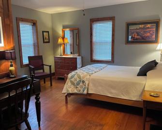 unique 2 Bedroom house with large backyard - The “ Warehouse” - New Philadelphia - Habitación