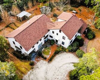 Upstairs at the Estate - Across from SP Golf Club - Southern Pines - Building