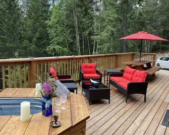 Log Cabin with Amazing views and River access! - Golden - Balcony