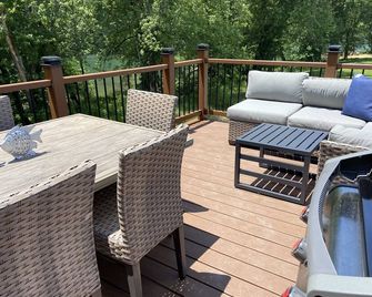 Modern Cabin on trophy section of Cumberland River-Minutes to Dale Hollow - Burkesville - Balcony