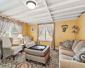 Sea Turtle Cottage-1 Bedroom, 1 Bath, Sleeps 2-4 - Cape May - Living room