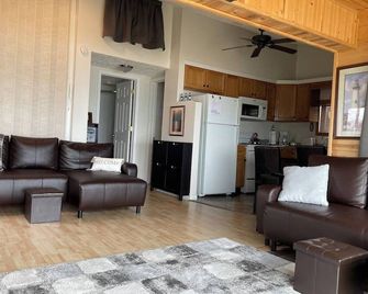 Lake Front Cabin with Amazing Views! - Houghton Lake - Living room