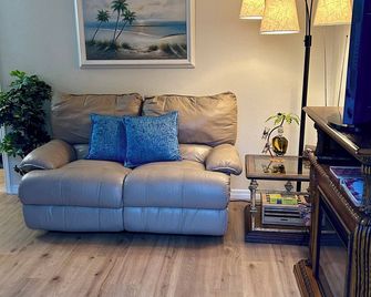 Mulberry Garden Cottage - Mulberry - Living room