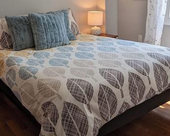 Steps to Cobourg beach walking distance to restaurants stay in cozy retreat - Cobourg - Bedroom