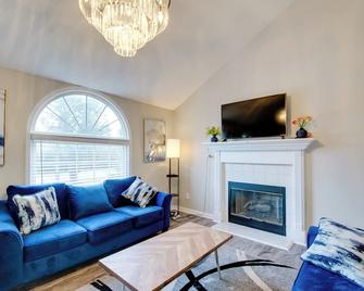 Powder Springs Getaway - Patio and Lake Access! - Powder Springs - Living room
