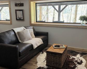 DeerRidge Lodge-Charming Retreat mins from Historic Franklin and Nashville. - Franklin - Living room