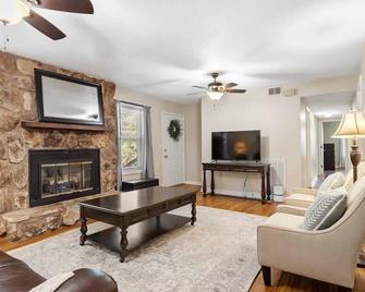 Pet Friendly Relaxing Retreat Walk to DT|King Bed - Cary