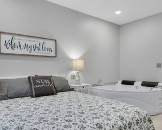 Barnwood Suite - Main Street Lodge in Berlin - Berlin - Спальня