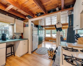 Waterfront Home on Lake Champlain w/ Dock & Kayaks - Fair Haven - Cocina
