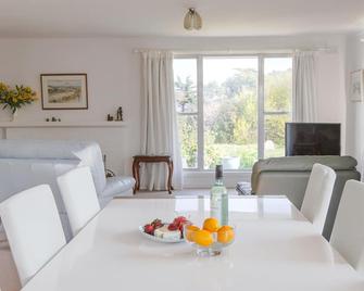 A private rural cottage close to beaches and Whitemark township - Whitemark - Comedor