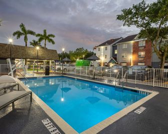 Candlewood Suites Miami Lakes By IHG - Miami Lakes - Piscina