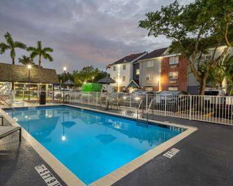 Candlewood Suites Miami Lakes By IHG - Miami Lakes - Zwembad