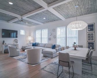 Beauty and the Beach by Avantstay Rooftop w/ Gulf Views, Pool Access - Rosemary Beach - Sala de estar