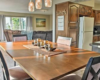 East Tawas Apartment Near Lake Huron and Downtown! - East Tawas - Dining room