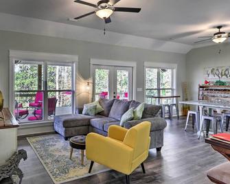 White Oak Creek Home with Views, Deck and Pool Access! - Eufaula - Living room