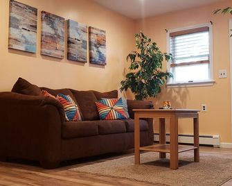 1 bedroom apartment apartment home away from home. - Coram - Living room