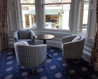 George and Abbotsford - מלרוז - טרקלין