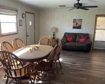 Warda Bluff Creek Ranch - Longhorns and Trails - Giddings - Dining room
