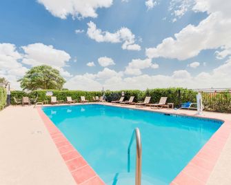 Baymont by Wyndham Midland Airport - מידלנד - בריכה