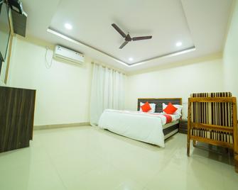 OYO 12973 Hotel Crystal - Warangal - Bedroom