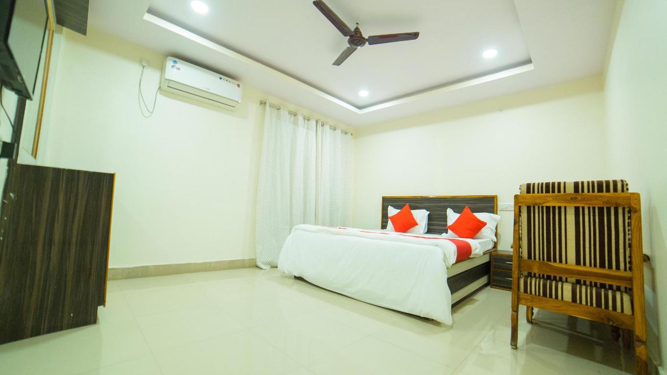 OYO 12973 Hotel Crystal