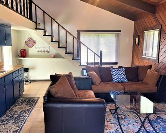 Waterfront Loft with free water access to Three Sisters Springs - Inglis - Living room