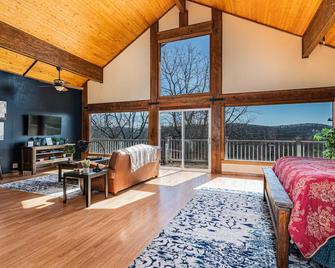 Reconnect at Ozark Outdoor! Secluded in Nature-Pvt Firepit & Hot Tub-Near Big Cedar - Ridgedale - Restaurante