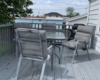 Single family home 3 minute walk to everything downtown Fairborn offers. - Fairborn - Balcony