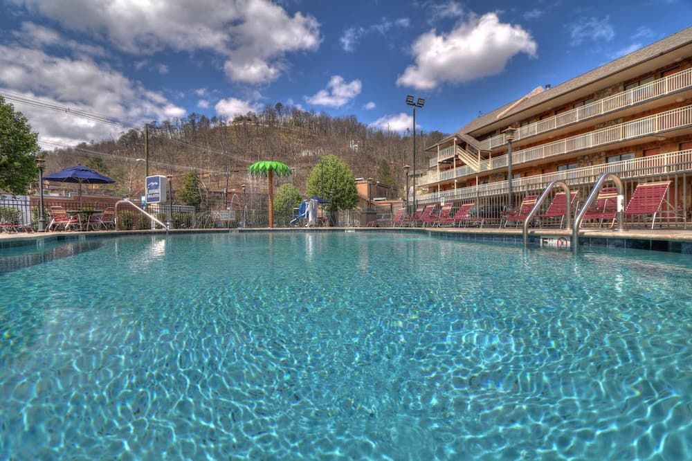 Crossroads Inn & Suites - גאטלינברג - בריכה