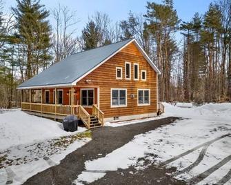 Kasoag Lake lodge-ATV + snowmobile right from your door.Great fishing close by!\n - Altmar - Edificio