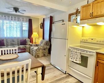 Cozy Cottage 2 bedroom house one and half bathrooms Cumberland, Md with AC, WiFi - Cumberland - Essbereich