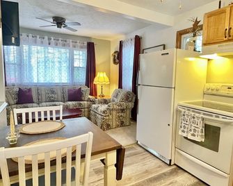 Cozy Cottage 2 bedroom house one and half bathrooms Cumberland, Md with AC, WiFi - Cumberland - Küche
