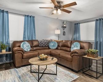 Peaceful 2BD 10 mins from DT Peoria - East Peoria - Living room