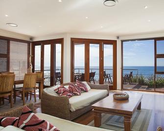 'Sea Deck' Luxury Waterfront - Austinmer - Living room