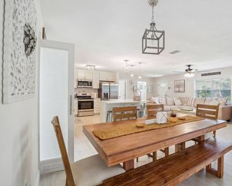 Bikes, Yard & Fire Pit at Upscale Lecanto Home! - Lecanto - Comedor