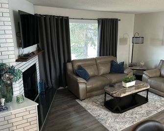 Upper level home in Grande Prairie - Grande Prairie - Living room