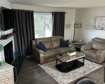 Upper level home in Grande Prairie - Grande Prairie - Living room